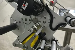 Etiquetadora Automática en Línea para Superficies Planas