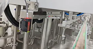Máquina de Llenado y Tapado con Sistema de Seguimiento